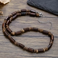 Halskette aus Kokosnussholz und Edelstahl mit verstellbarem Verschluss auf Holzuntergrund - Unisex Zylindrische Holzperlenkette (ZJ13670)