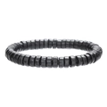 Pulsera minimalista con cuentas de madera planas en color negro mate sobre fondo blanco - Estilo Negro (ZJ13750)