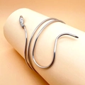 Vista dettagliata del bracciale a serpente d'argento avvolto attorno a un supporto beige - Stile Serpente a Spirale Argento (XP523)