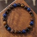 Kralenarmband met tijgeroog en lapis lazuli op een natuurlijke houten basis - Tijgeroog Lapislazuli (ZJ14159)