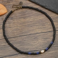 Boho-Perlenkette für Herren mit Muscheln und Holzperlen auf rustikalem Holzhintergrund - Retro Schwarze Scheibenperle Blau Akzent Kette (ZJ14028)