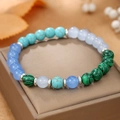 Handgemaakte kralenarmband met natuurlijke kristallen en zilveren spacers op sieradendoos - Turquoise Blauwe Agaat Malachiet Textuur Stijl (ZJ14013)