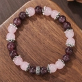 Armband van rozenkwarts en granaat met vintage zilveren kralen op houten basis - Rozenkwarts Granaat Vintage (ZJ14163)