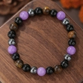 Kleurrijke kralen armband met tijgeroog, paarse en zwarte kralen op een houten voet - Paarse Obsidiaan Tijgeroog (ZJ14166)