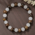 Modieuze kralenarmband met bruin tijgeroog en doorschijnende witte maansteen kralen - Tijgeroog Maansteen (ZJ14167)