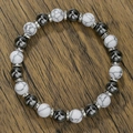 Neutrale kralenarmband met witte turkoois en hematiet kralen op donkere houten ondergrond - Zwart Wit Turquoise Metaal (ZJ14072)