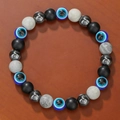 Tijgeroog armband met evil eye kralen en hematiet op een rustieke houten achtergrond - Boze Oog Amulet (ZJ14066)