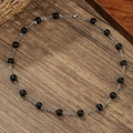 Retro Hip-Hop Perlenhalskette mit matt schwarzen Perlen und Silberkette auf Holzgrund - Silberne Metallkette Schwarze Matte Rundperlenkette (ZJ14174)