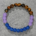 Tijgeroog- en agaatkralen armband met zilveren tussenstukjes op een stenen ondergrond - Paars Blauw Agaat Mix (ZJ14069)