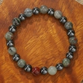 Herenarmband met hematiet, hout en rode jaspis kralen op een donkere houten basis - Rood Groen Natuursteen Eenvoudig (ZJ14073)
