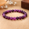 Elegante paarse edelsteen kralen armband met natuurlijke textuur op beige achtergrond - Paarse Sugiliet Textuur Stijl (ZJ14015)