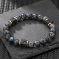 Pulsera artesanal para hombre con piedras naturales gris azulado y cuentas volcánicas - Estilo Labradorita Gris Azul (ZJ13964)