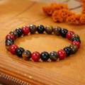 Bruin tijgeroog en rode kralen 8mm energie armband op een vintage lederen oppervlak - Rood Zwart Tijgeroog Driekleurige Stijl (ZJ14017)