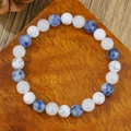 Heren kralenarmband met wit turkoois en sodaliet stenen op houten achtergrond - Howliet Sodaliet Eenvoudig (ZJ15139)