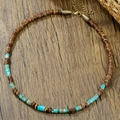 Boho-Herrenhalskette mit Kokosnussschale, Türkissteinen und Tigerauge-Akzenten auf Holz - Zj14241