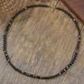 Collier pour hommes en onyx noir avec perles gravées tibétaines et détails dorés - Style de Perles de Mantra en Or (ZJ14250)