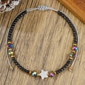 Detail van handgemaakte geweven armband met sterhanger en iriserende glazen kralen - Pentagram Hanger Irillerende Kralen Stijl (ZJ15147)