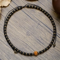Boho Herrenkette mit schwarzen Holzperlen und einer zentralen Rudraksha-Perle - Mattschwarze Perlen Bodhi Samen Halskette (ZJ13620)