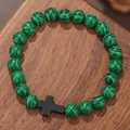 Heren kralenarmband met groene malachiet textuur en zwarte kruis hanger - Malachiet Textuur Stijl (ZJ14079)
