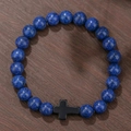 Herenarmband van blauwe lapis kralen met zwart kruis op houten achtergrond - Donkerblauwe Ertsstijl (ZJ14081)