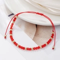 Détail du bracelet en cordon rouge tressé avec perles de cristal et accents dorés - Cordon Rouge Perles Multi-Facettées Style (ZJ14214)