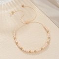 Detail van handgemaakte kralenarmband met roze matte kralen en gouden metalen kralen - Roze Nude Matte Kralen & Gouden Kralen Stijl (ZJ14768)