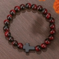 Kralenarmband voor heren met rood-zwarte natuurstenen en een zwarte kruisbedel - Rood en Zwart Marmerstijl (ZJ14086)