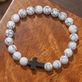 Herenarmband van witte marmeren kralen met een matzwarte kruisvormige bedel - Witte Marmerstijl (ZJ14087)