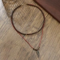 Ketting in etnische stijl met donkere houten kralen en bronzen blad hanger - Veer Hanger Dubbele Laag Rood Touw Stijl (ZJ14289)