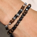 Detail von Herrenarmbändern mit Holzperlen, geflochtenem Seil und silbernen Anhängern - Braune Holzperlen und Gewebter Spike-Stil (ZJ14674)