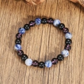Pulsera de sodalita azul, cuentas moradas y negras sobre una superficie de madera - Estilo Tricolor Sodalita Amatista (ZJ16245)