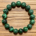 Bracciale unisex con perle di malachite e striature verdi naturali su fondo in legno - Stile Malachite 12mm (12mmZJ3977)