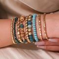 Detail von mehrlagigen Boho-Armbändern mit blauen Kristallen, Goldperlen und Kokosnussschalen - Vintage Grün Blau Geometrisch Stil (ZJ14572)