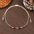 Detail van verstelbare Evil Eye armband met facetgeslepen kralen op houten achtergrond - Beige Touw Irillerende Gefacetteerde Kralen Stijl (ZJ15843)