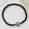 Detailopname van Evil Eye armband met gefacetteerde zwarte kralen en gouden accenten - Zwarte Gefacetteerde Kralen & Boze Oog Hanger Stijl (ZJ15036)