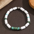 Detail van handgemaakte Heishi kralenarmband met turkoois en steen op leer - Witte Heishi Kralen Turkoois Groene Steen Zilveren Verdelers Stijl (ZJ14943)
