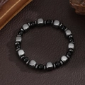Gedetailleerd zicht op vierkante hematiet kralen en zwarte agaat op een leren ondergrond - ZJ14948-Grijze Vierkante Hematiet Zwarte Ronde Kralen Armband