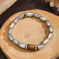 Minimalistische hematiet kralen armband met tijgeroog steen op houten dienblad - Olijf Metalen Kraal Tijgeroog Stijl (ZJ14955)