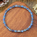 Macro-opname van blauwe lapis lazuli kralenarmband met zilveren spacers op hout - Donkerblauw Lapis Lazuli Tussenstuk Stijl (ZJ15798)