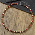 Collar bohemio para hombre con piedras rojas, cuentas de madera y coco en fondo de piedra - Estilo Patchwork Rojo Blanco Marrón (ZJ15012)