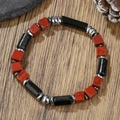 Herenarmband met rode vierkante steen en zwarte kralen op een houten ondergrond textuur - Rood en Zwart Geometrische Kralen Stijl (ZJ14971)