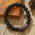 Detailweergave van zwarte kralen en gebogen houten buis op de Chinese armband - ZJ15047-Zwarte glanzende kralen met donkerbruine gebogen houten buis armband