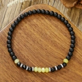Handgemaakte minimalistische armband met matzwarte kralen en gele accenten - Matzwart met Gele Accenten (ZJ14973)