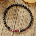 Minimalistische kralenarmband met matte zwarte stenen, rode kralen en zilveren afstandhouders - Matzwart met Rode Accenten (ZJ14974)