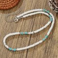Collier bohème en perles de turquoise blanche avec touches de turquoise sur table en bois - Style d'Épissage de Pierre Bleue et Blanche (ZJ15073)