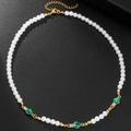 Elegante Perlenkette mit grünen Smaragden und Goldkette auf schwarzem Hintergrund - Grüner Rhombus Edelstein Perlenkette (ZJ15153)