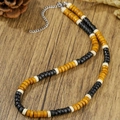 Dettaglio della collana gotica con pendente a toro e perle di legno e cocco colorate - Patchwork Nero E Giallo (ZJ15159)