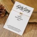 Minimalistisches Herz-Glücksarmband auf Geschenkkarte mit Goldperlen und Holzuntergrund - Weiß (ZJ15652)