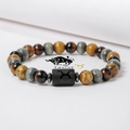 Pulsera signo Tauro con cuentas de ojo de tigre y símbolo grabado sobre fondo blanco - Tauro (ZJ15802)
