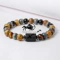 Vista macro de pulsera Sagitario de piedras naturales con ojo de tigre y dije grabado - Sagitario (ZJ15804)
